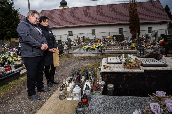 Rodiče Jána Kuciaka na hřbitově