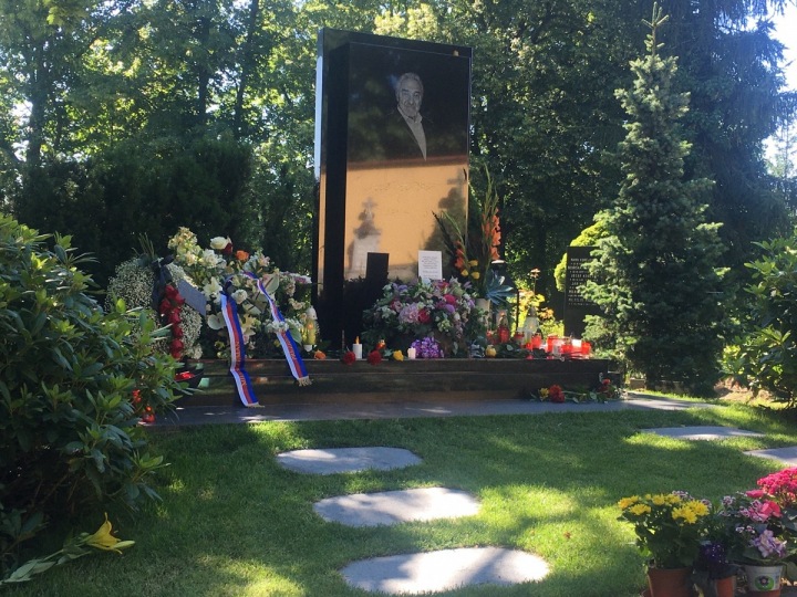 Hrob Karla Gotta nelze minout. 