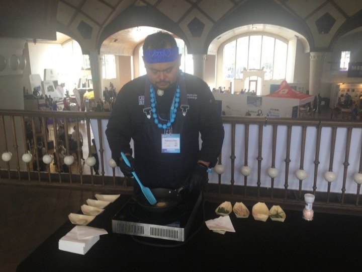 Havajčan smažil nugetky na festivalu Future Port Prague. 