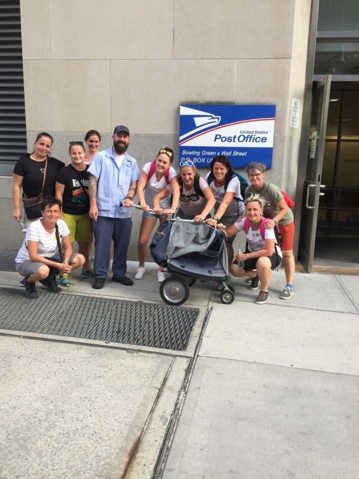 Pošťačky navštívily i místní poštu a její zázemí. 