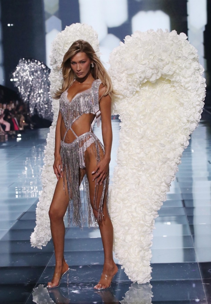 Bella Hadid closes the whole show