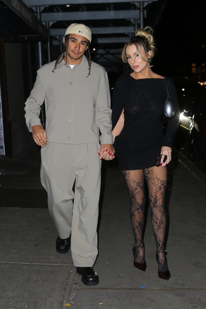 Tana v květinových silonkách