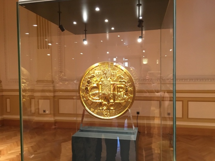 Nominální hodnota zlaté mince je 100 milionů korun. 