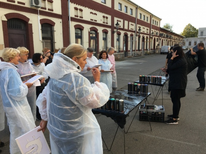 Umělkyně Sany nejdříve skupinu seznamuje s technikou sprejování.