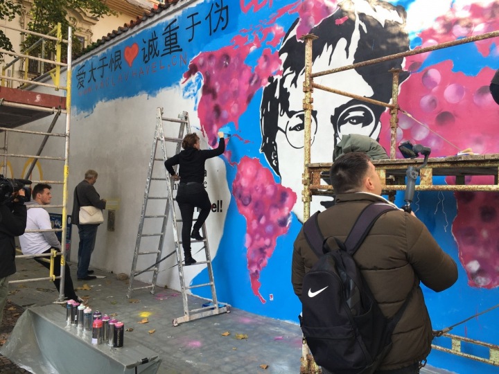 Symboly Lennonovy zdi jsou zpět. 