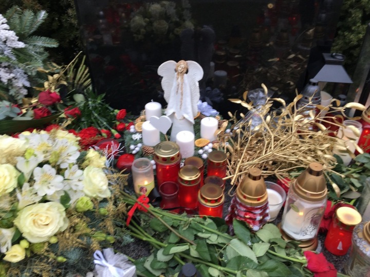 Přímo u náhrobní desky stojí andělíček. 