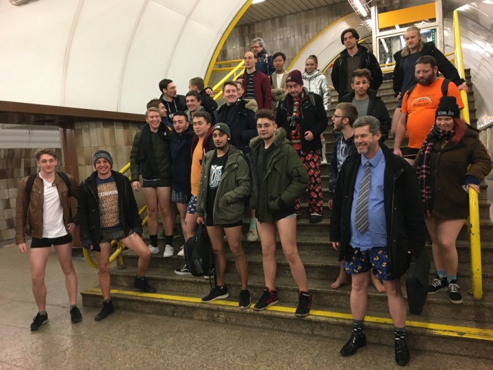 Pár nadšenců se už po deváté sešlo v pražském metru na jízdu bez kalhot.