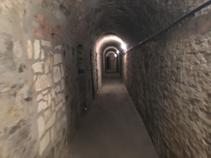 Mnoho chodem končí ve skále. 