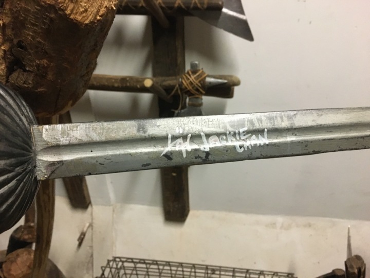 Meč podepsaný Jackiem Chanem. 