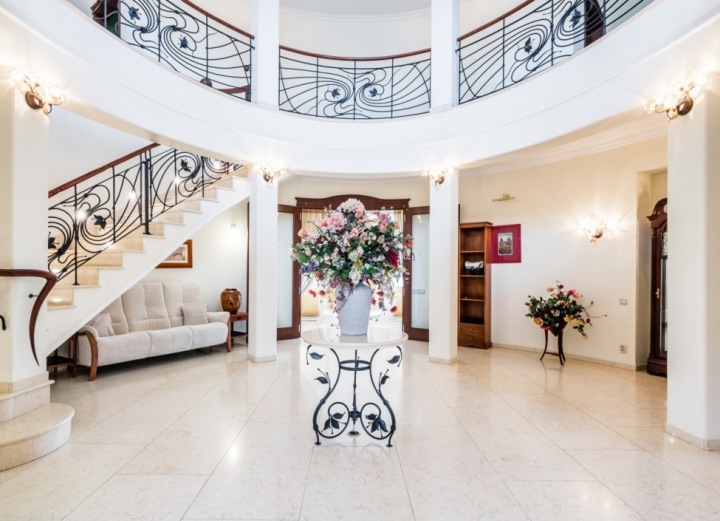 impozantní hala vily