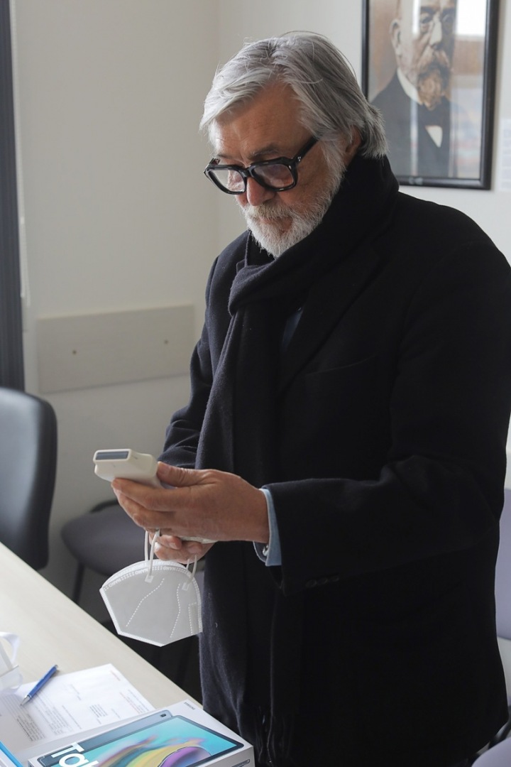 Jiří Bartoška si prohlíží ultrazvuk.