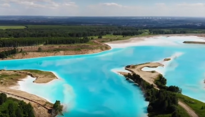 Toxic lake in Novosibirsk is atractive for many russian bloggers