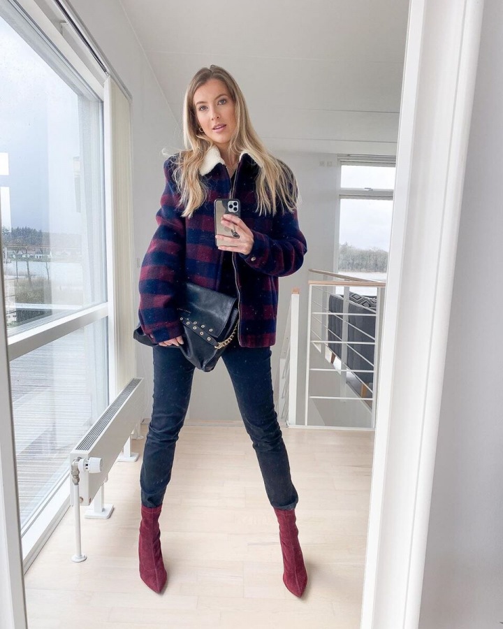 Jitka Nováčková v kostkované bundě a modrých džínách