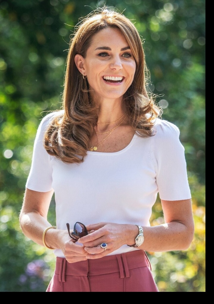 Kate Middleton v bílém tričku