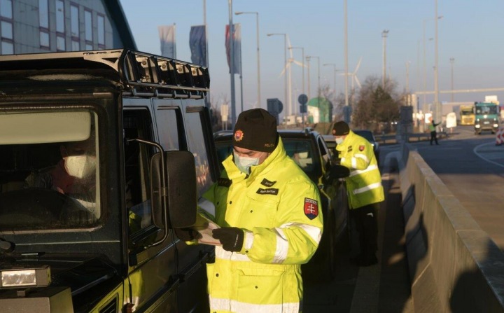 Režim na slovenských hranicích se zpřísňuje