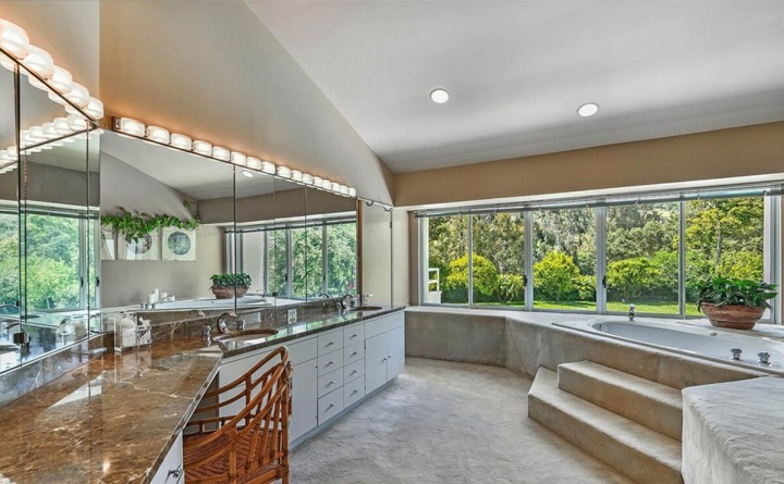 Koupelna s mramorem, dům od Adele v Beverly Hills