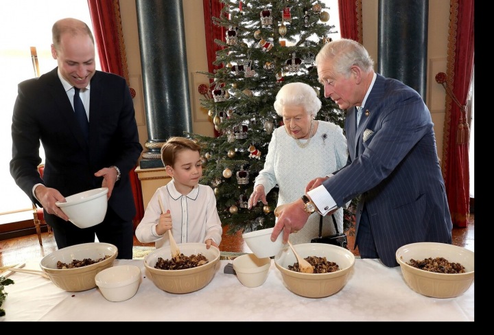 Královna Alžběta II,, princ Charles, William a George pečou cukroví