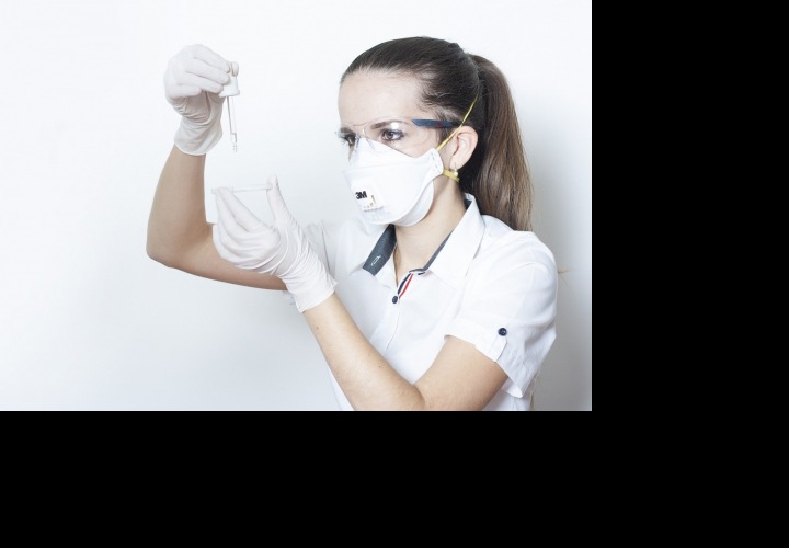 Léčba vlastní krevní plasmou zaznamenala úspěch v boji s onemocněním covid-19.