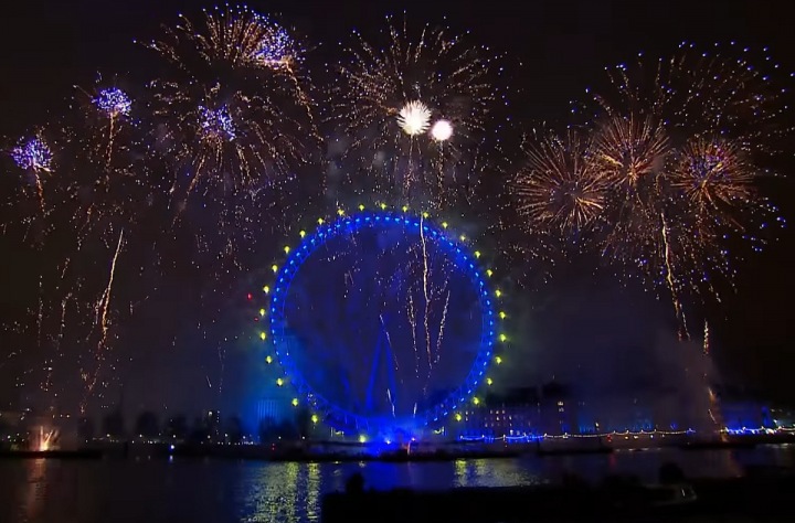 Londýnské oko a novoroční ohňostroj