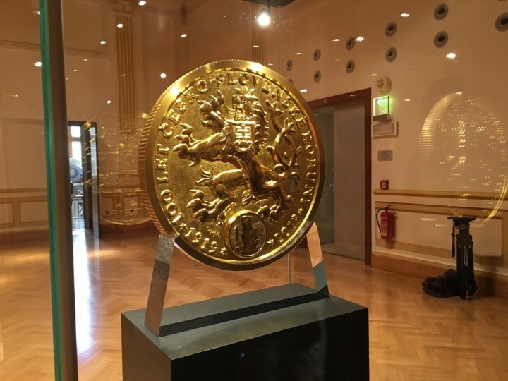 Stotřicetikilová mince zezadu. 