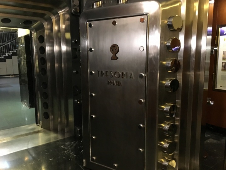 Dveře trezoru jsou těžké a nikdo se jich nesmí dotknout, až na školené výjimky.