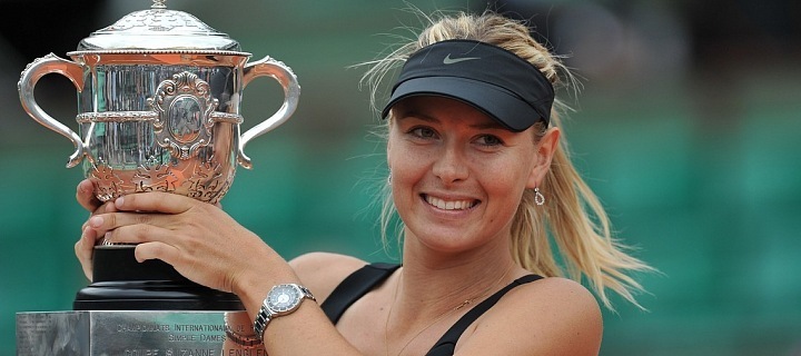 Maria Sharapova s pohárem. 