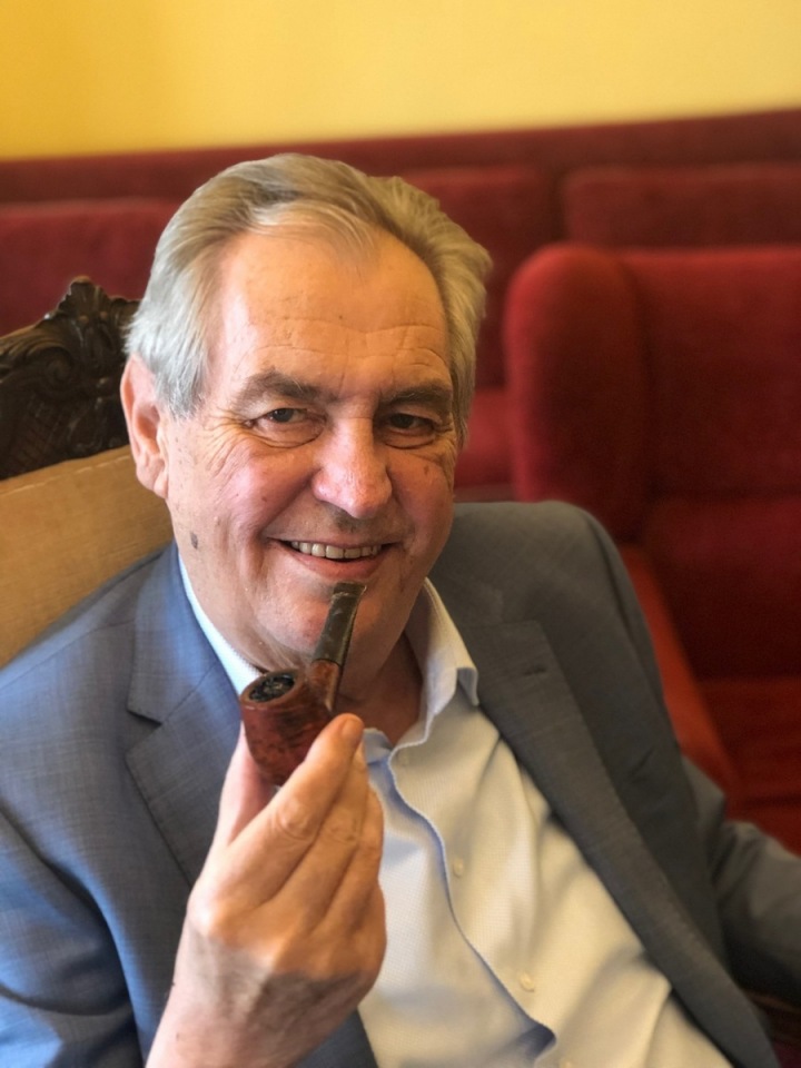 Miloš Zeman s fajfkou v Lánech