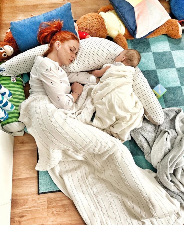 Míša to zalomí ještě před půlnocí s roční dcerkou.