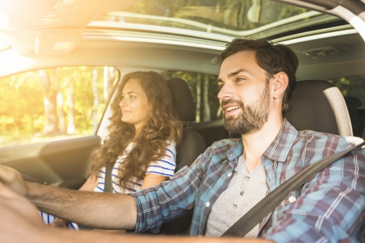 Mladý pár jede autem