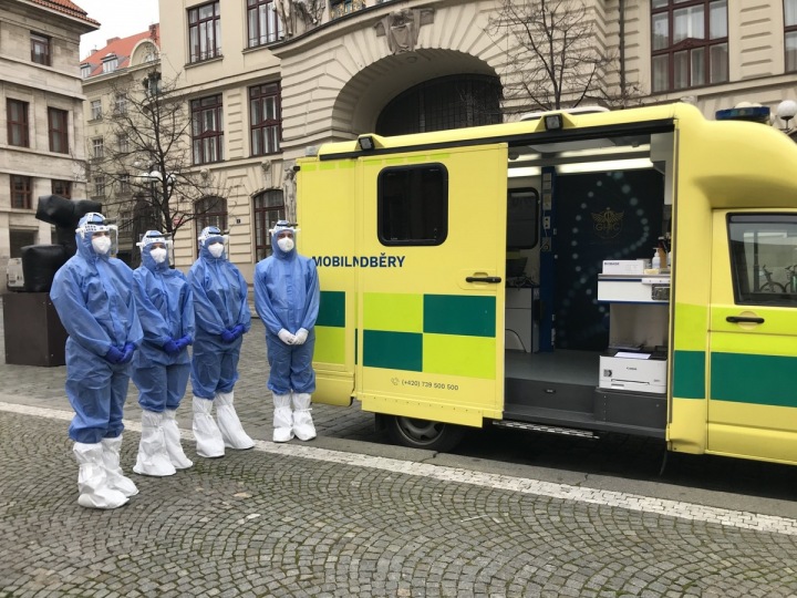 Mobilní laboratoř s mediky.