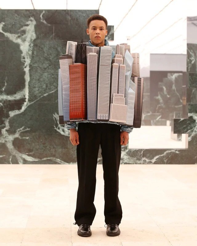 Muž na přehlídce Louis Vuitton FW2021