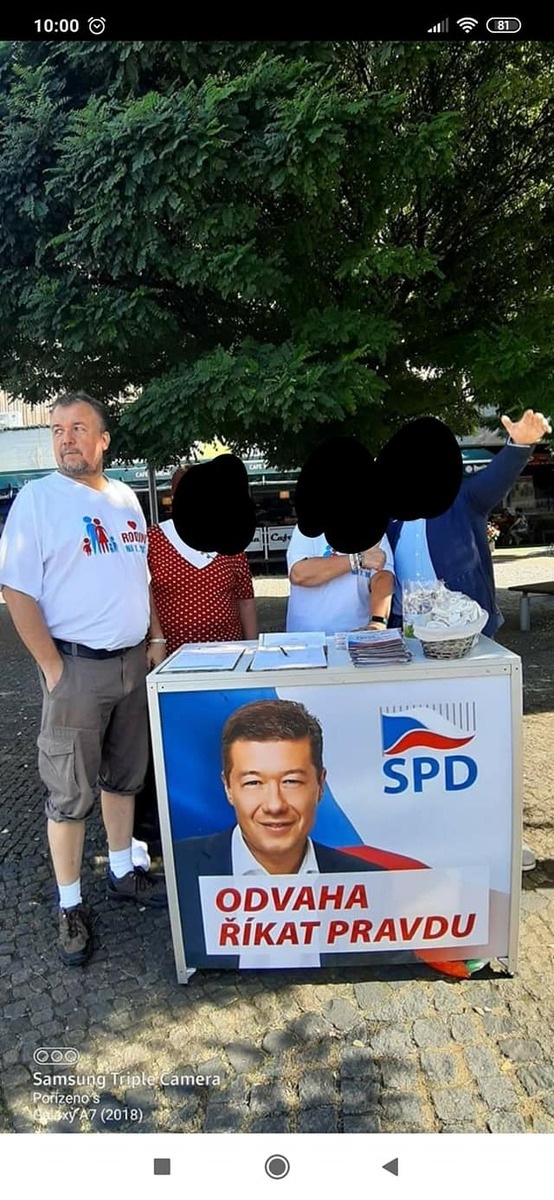 Otec Kateřiny Klímkové v tričku propagující rodinu u stánku SPD.