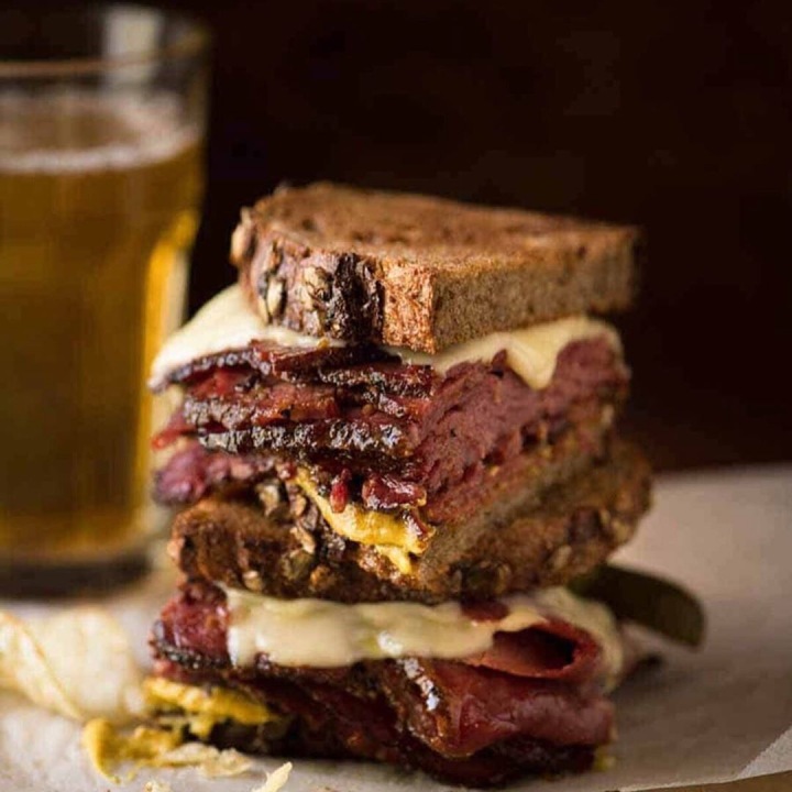 Pastrami sendvič 