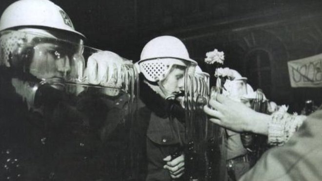 Ozbrojencům byly vkládány za štíty květiny 