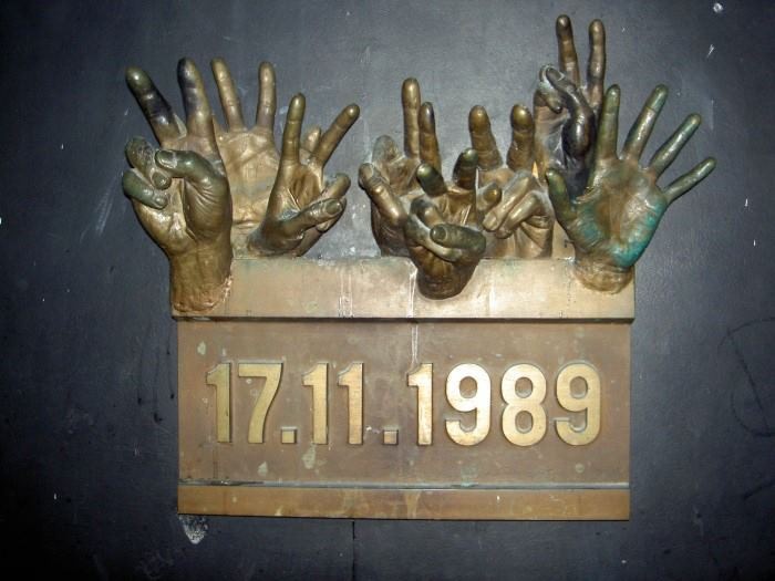 Pamětní deska v Praze na Národní třídě 