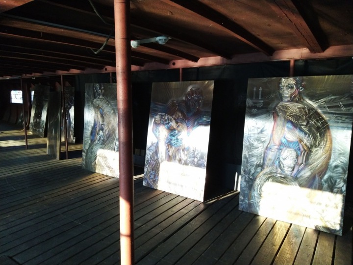 Obrazy najdete i v podpalubí. 