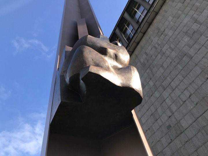 Plastika z bronzu od Antonína Kašpara. 