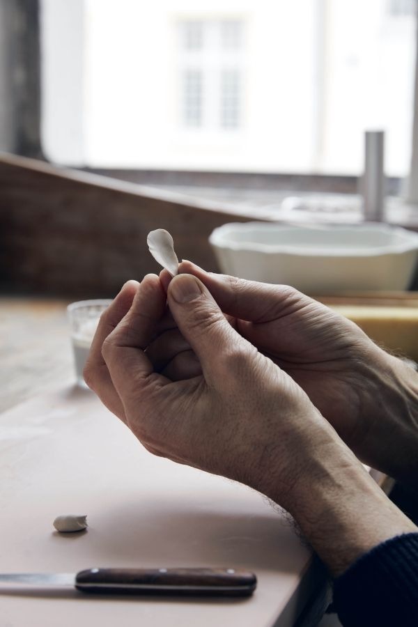 Výroba designerského kousku vznikala ručně. 