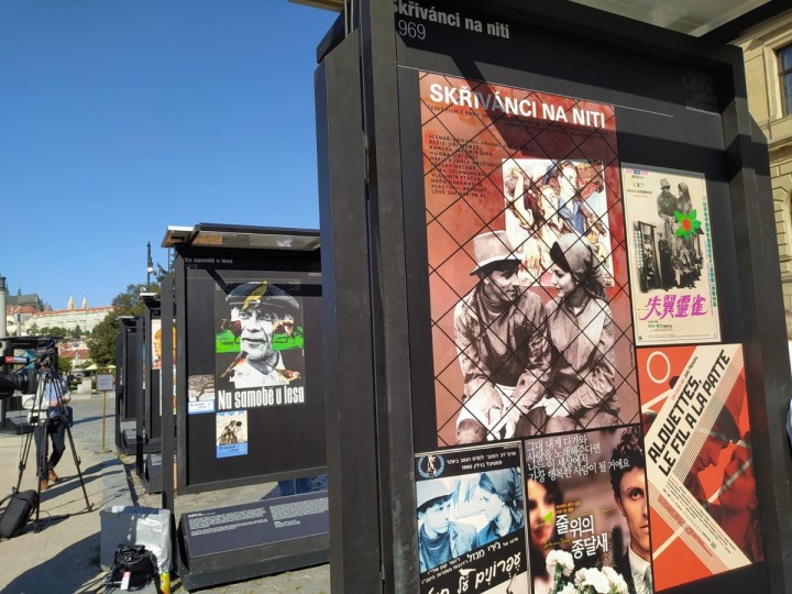 Panelová výstava Rozmarná léta Jiřího Menzela. 