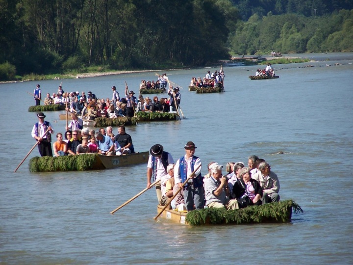 Lidé na vorech oblečení v tradiční goralské vestě a klobouku
