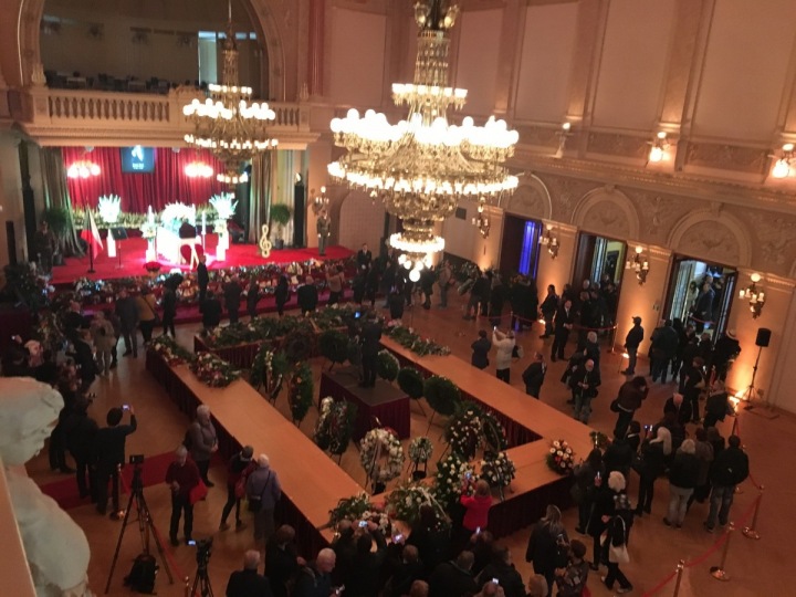 Lidé z celé republiky se loučili se zpěvákem na pražském Žofíně. 