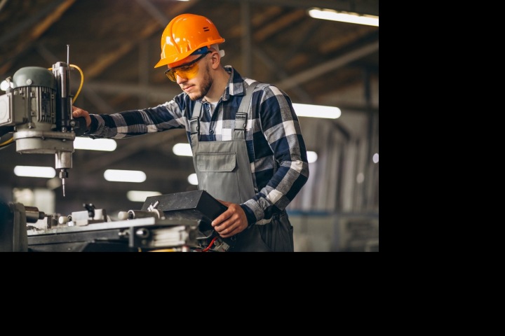 Pracovník v továrně