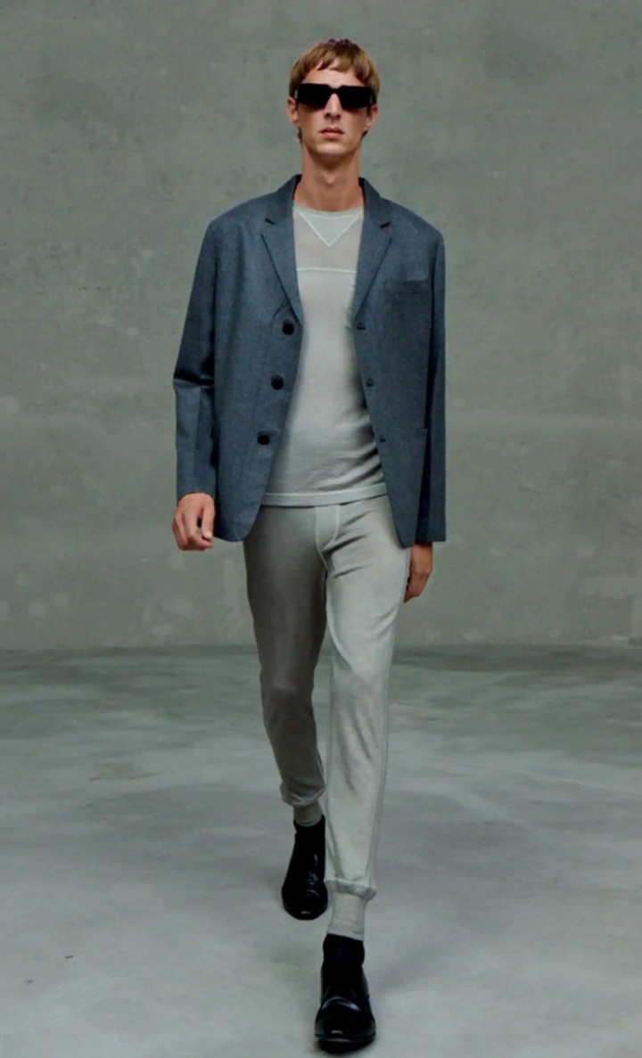 Muž v teplákách a šedém saku Prada