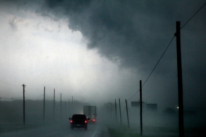 Tornádo nad silnicí, auta jedoucí do neznáma