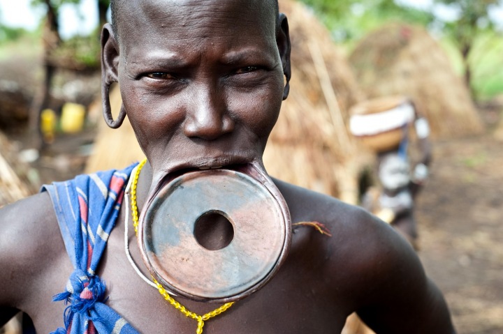 At first glance, the Surmovians look very similar to the Mursians, but they can be distinguished by their clothing or ornaments.