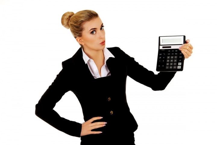 Překvapená žena s kalkulačkou