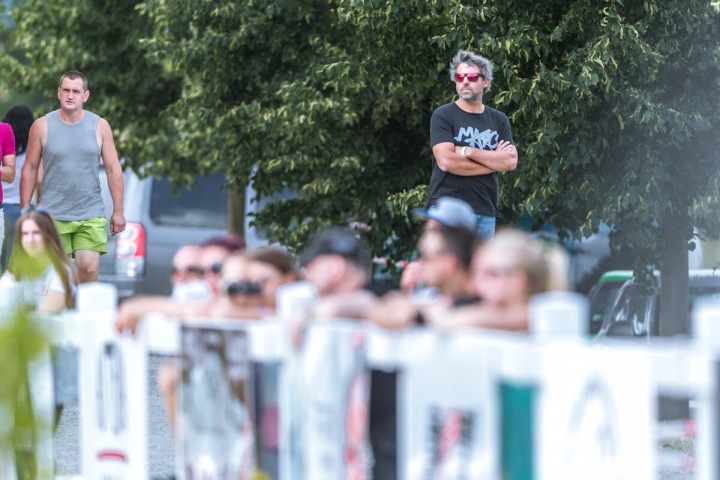 Mnoho snímků Petra Kellnera neexistuje. Na veřejnosti se neukazoval. Zde na dostizích.