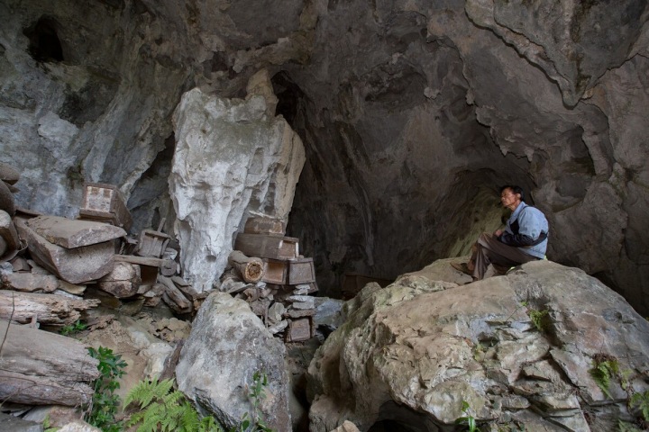 Strážce rakví Liu Chaoxian dohlíží na 567 rakví zesnulých členů klanu ve vesnici Qibo, okres Pingba, město Anshun, provincie Kuej-čou v Číně, 27. srpna 2019.