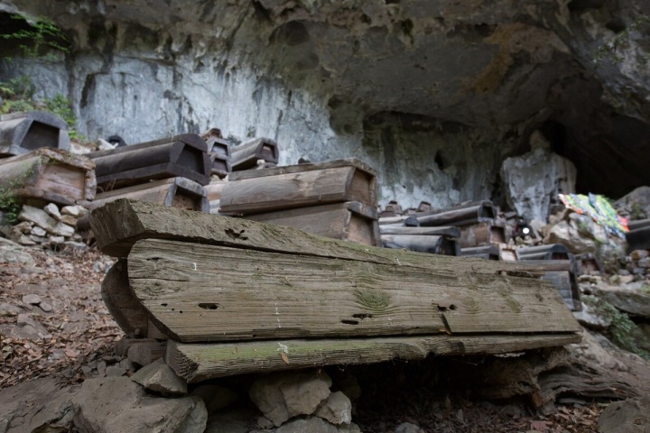 Závěsné rakve jsou vyrobené z dlabaného masivního dřeva. Detail rakve.