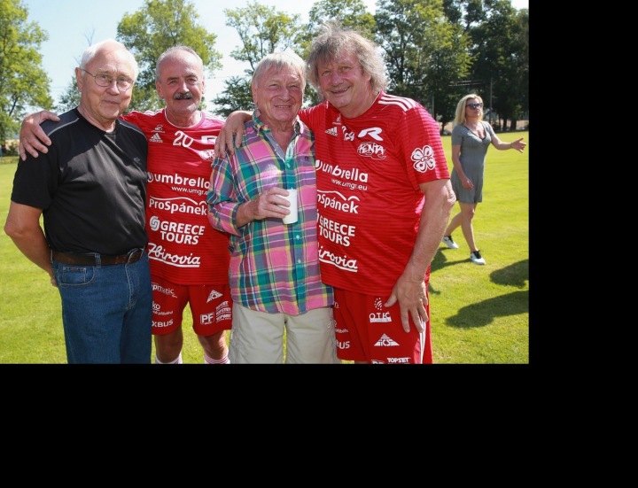 Amfora září na zeleném trávníku